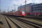 425 058 und ein unerkannt gebliebener Triebwagen gleicher Bauart fahren am 19.02.15 als RE 11 nach Mönchengladbach in Dortmund ein.