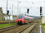 442 273, im Hintergrund die alten Schornsteine der Kraftwerks Jena, bei der Ausfahrt in Göschwitz. 20.4.2016