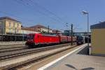 Whrend 187 140 mit einem Gterzug in Richtung Norden fhrt, wartet 440 403 am Bahnsteig auf Fahrgste.