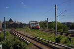 442 128 berquert auf dem Weg nach Senftenberg die Spree und wird bald in Berlin-Schneweide halten, das erst krzlich wieder einen Anschluss an das RB-Netz Berlin/Brandenburgs erhielt.