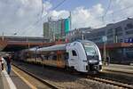 Am Schluss einer Doppeltraktion Desiro HC steht der Triebzug 462 050 am 13.04.22 in Dsseldorf.