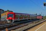 Auf der Linie S11 nach Blankenese erreichen die Triebwagen 474 044 und 474 109 in wenigen Augenblicken den unterirdisch gelegenen Bahnhof Altona.