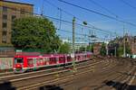 Auf der Hamburger S-Bahn-Linie S3 verkehren in der HVZ Zge aus drei Triebwagen mit insgesamt 9 Wagen. Eine solche Garnitur ist hier kurz nach der Abfahrt am Hauptbahnhof unterwegs in Richtung Buxtehude. Die Einheit 474 052 am Zugschluss wird allerdings schon in Neugraben enden.