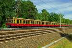 Ein Vollzug der Baureihe 480 mit 480 061 an der Spitze ist am 31.05.23 bei Berlin-Friedrichshagen auf der S3 unterwegs nach Spandau.