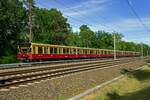 Auf der Fahrt von Erkner nach Spandau hat dieser 480-Vollzug mit 480 015 an der Spitze noch den Groteil der Fahrt vor sich.