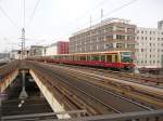 Ein Vollzug 481er befhrt am 11.04.2012 die Berliner Stadtbahn am Bahnhof Alexanderplatz.