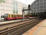 Ein Dreiviertelzug der Baureihe 481 verlsst den Bahnhof Alexanderplatz.