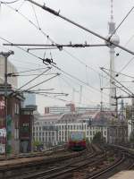 Zwei Berliner Wahrzeichen in beschi***enem Bildaufbau festgehalten: Telespargel und Taucherbrille (Fernsehturm am Alexanderplatz und BR481).