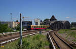 Ein Dreiviertelzug der Ringbahn verlsst die bekannte Spreebrcke am Trpetower Park und hlt in Krze an der gleichnamigen Haltestelle.