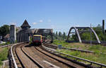 Als S8 nach Birkenwerder verlsst ein Halbzug 485 mit 485 082 am Zugschluss den Bahnhof Treptower Park.