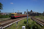 Auf dem Weg nach Grnau wird dieser Halbzug der Baureihe 485 in wenigen Augenblicken am Bahnsteig der Station Treptower Park zum Halten kommen.