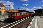 Bei bestem Wetter verlsst der Sonderzug der Berliner S-Bahn am 11.08.24 Baumschulenweg. Gut ist der farbliche Unterschied zwischen dem Zustand der 1930er-Jahre am ET 167 (inklusive blau markierter zweiter Klasse) und dem im letzten Betriebszustand der spten 1990er restaurierten 475 am Zugschluss erkennbar.