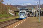 Whrend 609 112 durch Wuppertal-Sonnborn rollt, stellt oben auf der Brcke ein Citaro K der WSW die einzige PNV-Anbindung der Station abseits der Schiene her.