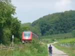 611 024 strebt nahe der Kirche Birnau am Bodensee am Ende einer Doppeltraktion 611er Basel entgegen.