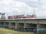 Am 23.08.2010 liefern sich eine Doppeltraktion 628er als RB38 nach Kln-Messe/Deutz und eine Doppeltraktion 422er als S8 nach Mnchengladbach Hauptbahnhof auf der Hammer Rheinbrcke in Dsseldorf ein