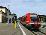 Auf der Bahnstrecke zwischen Mühlhausen und Leinefelde fanden Anfang September 2018 Bauarbeiten statt. Langsamfahrstellen führten dazu, dass einige Zugkreuzungen nicht stattfinden konnten, ohne die langlaufenden Verbindungen zu beeinträchtigen. Kurzerhand wurden deshalb einige Kurse der RB52 nur bis Mühlhausen(Thür) gefahren, für den Rest der Strecke stand dann ein SEV-Bus bereit. 641 021 kommt so am 11.9.18 gerade aus Erfurt und endet in Mühlhausen auf Gleis 1, welches planmäßig nur in den Tagesrandlagen genutzt wird.