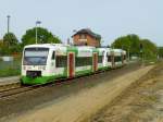 VT 304 (hinten, Nummer lesbar) und VT 327 der EB halten am 21.5.15 im Hp Oberweimar, gegenüber des Bahnsteiges sind schon die Bauarbeiten für das zweite Gleis und den neuen Bahnsteig