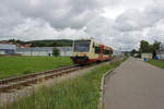 VT 211 der HzL hat soeben den Haltepunkt Burladingen-West verlassen und rollt nun seinem Ziel Balingen entgegen.