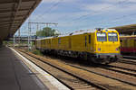 Mehr als eine Dreiviertelstunde hatte 725 101/726 101 von DB Systemtechnik am 21.06.17 im Bahnhof Lichtenberg herumgestanden. Natrlich setzte sich der Messzug gerade in dem Moment in Bewegung, in dem ich auf dem richtigen Bahnsteig eintraf, um den Neubau gebhrend fotografisch zu verewigen. Fr einen schnellen Nachschuss hat es aber noch gereicht.