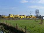 Am 18.2.2013 befhrt dieses Baufahrzeug von Becker den Personenbahnbergang in Langenfeld-Richrath.