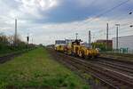 Je eine Schotterplanier- und Stopfmaschine aus dem Hause Plasser & Theurer waren am 14.04.2022 in Hilden unterwegs in Richtung Sden.