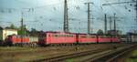 Im ehemaligen Bw Singen (Hohentwiel) stehen die DB 225 078-3 sowie die orientrote E 50 052 / 150 052-9 vor 3 Loks der BR 151 abgestellt, 25.10.2001