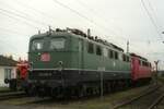 Die grüne DB 150 155-0 ist bereits zusammen mit der 150 149-3 in ihrem Heimat-Bw Kornwestheim  z-gestellt, 31.10.2000 
