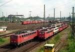 Von der Brücke über den Karlsruher Güterbahnhof hat man einen guten Blick auf die dort abgestellten Elloks der Baureihen E 40 und E 50.