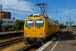 Der Diagnose VT / P&T DVT Fahrwegmesszug 702 203 „Elfriede“ (99 80 9163 003-3 D-DBMP) der DB InfraGO AG (ex DB Netz AG) / DB Netz Instandhaltung – Fahrwegmessung fährt am 24 Juni 2025 auf OL-Diagnosefahrt, mit angehobenen Messpantograf, durch den Hauptbahnhof Oberhausen in nördlicher Richtung. 

Dies ist eines von drei Fahrzeugen der Netzinstandhaltung der BR 702.2 die von Plasser & Theurer 2014, 2017 und 2019 für die DB Netz AG gebaut wurden. Dieser P&T DVT wurde 2019 von Plasser & Theurer in Linz/Donau (A) unter der Masch-Nr. 6978 gebaut, die Indienststellung erfolgte im März 2020.

Im Rahmen der Standardisierung von Messfahrzeugen haben DB AG und Plasser & Theurer einen Rahmenvertrag zur Lieferung verschiedener multifunktionaler Mess-Triebwagen geschlossen. Auf der InnoTrans 2014 konnte bereits ein Gleismesstriebzug an die DB AG übergeben werden. Im Gegensatz zu den zweiteiligen Gleismess- (GMTZ) und Schienenprüfzügen (SPZ) ist der hier gezeigte Diagnose-Triebwagen nur einteilig ausgeführt und ist für Messaufgaben im Bereich der Oberleitung und zur Prüfung der Gleisgeometrie vorgesehen. Allen haben gemeinsam eine Höchstgeschwindigkeit von 140 km/h und die Einsatzfähigkeit auch in kleineren Lichtraumprofilen, wie beispielsweise bei der Berliner und der Hamburger S-Bahn. Die Fahrzeuge sind mit ETCS nach Baseline 2 ausgerüstet, und sollen auf Baseline 3 hochgerüstet werden.

TECHNISCHE DATEN: 
Spurweite: 1.435 mm (Normalspur)
Achsfolge: Bo´2´ (4 Achsen)
Länge über Puffer:  23.000 mm
Drehzapfenabstand: 15.400 mm
Achsabstand im Drehgestell: 2.500 mm
Eigengewicht: 78 t
Höchstgeschwindigkeit: 140 km/h (Eigen- und Schleppfahrt)
Zugel. für Streckenlasse: C und höher
Bremse: KB C-KE-PR-H mZ (D) Frendo T52
kleinster Kurvenradius: R 150 m
Zur Mitfahrt zugel. Personen: 9