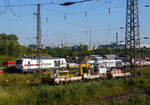 Blick am 20 Mai 2025 aus einem Zug auf den Abstellbereich (Schieneninfrastruktur) der Eiffage Infra-Rail GmbH in Herne (ehemals Heitkamp Rail GmbH): 
Vorne steht der Klv 53 mit einem neuem MKG 76 Ladekran (der MKG Maschinen- und Kranbau GmbH, Garrel), 99 80 9685 028-9 D-ERD, mit zwei Kla 03 - Anhänger für schweren Rottenkraftwagen. Hinten der Kla 03 – 99 80 9783 131-2 D-ERD und vorne der 99 80 9683 132-0 D-ERD. Die Abkürzung Klv steht für Kleinwagen mit Verbrennungsmotor. Oft wird er auch als Skl 53 bezeichnet, wobei das Skl für Schwerkleinwagen steht.

Rechts dahinter die an die Eiffage Infra-Rail vermietete 275 807-6 (92 80 1275 807-6 D-NRAIL), eine Vossloh G 1206 der der Northrail GmbH. Sie wurde 1999 von der Vossloh Locomotives GmbH in Kiel-Friedrichsort unter der Fabriknummer 1001016, als Mietlok der Vossloh, gebaut. Nach vielen Stationen ging sie 2024 an Northrail GmbH in Hamburg.

Und hinten die SIEMENS Vectron Dual Mode 248 025-9 (90 80 2248 025-9 D-ERD) der Eiffage Infra-Rail. Die SIEMENS Vectron DM wurde 2022 von Siemens Mobility GmbH in München-Allach unter der Fabriknummer 23164 gebaut und im Januar 2023 an die Eiffage Infra-Rail geliefert.

Eiffage ist ein börsennotiertes französisches Bauunternehmen mit Firmensitz in Vélizy-Villacoublay. In Deutschland hat die Eiffage Infra-Rail GmbH ihren Sitz in Herne. Im Jahre 2010 übernahm Eiffage von Heijmans den Bereich Schieneninfrastruktur der ehemaligen Firma Heitkamp. Die Gleisbaugeräte und die zugehörige Werkstatt sind auf dem Gelände der ehemaligen Heitkamp Bauholding in Herne-Wanne beheimatet.