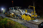 Die Baustelle Bahnhof Herdorf am Abend des 26 Oktober 2025 (ab 21:10 Uhr). Nach jedem Stopfdurchgang, wie hier von der P & T UNIMAT 09-4x4/4S E³ (eine Nivelier-, Hebe-, Richt- und Universalstopfmaschine), der neuen Weiche 3 folgt eine Schotterplaniermaschine. So ist es hier die Schnell-Schotterplaniermaschine SSP 110 SW, D-ERB 99 80 9425 039-1 der Eiffage Infra-Rail GmbH (Herne), ex 97 16 40 546 17-4 der Heitkamp GmbH Herne (später Eiffage Rail), im Einsatz.
Der Schotterpflug wurde 1995 von der Deutschen Plasser unter der Fabriknummer 591 gebaut. 
TECHNISCEN DEATEN der Schotterplaniermaschine SSP 110 SW:
Spurweite: 1.435 mm (Normalspur)
Achsanzahl: 2
Länge über Puffer: 17.230 mm
Achsabstand: 8.100 mm
Eigengewicht: 37 t
Anhängelast: 20 t
Höchstgeschwindigkeit: 90 km/h
Zugelassen zur Mitfahrt:  3 Personen
Kleinster befahrbarer Kurvenradius:  R 120 m      
Zugelassen für Streckenklasse: B1 und höher Die Baustelle Bahnhof Herdorf am Abend des 26 Oktober 2025 (ab 21:10 Uhr). Nach jedem Stopfdurchgang, wie hier von der P & T UNIMAT 09-4x4/4S E³ (eine Nivelier-, Hebe-, Richt- und Universalstopfmaschine), der neuen Weiche 3 folgt eine Schotterplaniermaschine. So ist es hier die Schnell-Schotterplaniermaschine SSP 110 SW, D-ERB 99 80 9425 039-1 der Eiffage Infra-Rail GmbH (Herne), ex 97 16 40 546 17-4 der Heitkamp GmbH Herne (später Eiffage Rail), im Einsatz.
Der Schotterpflug wurde 1995 von der Deutschen Plasser unter der Fabriknummer 591 gebaut. 
TECHNISCEN DEATEN der Schotterplaniermaschine SSP 110 SW:
Spurweite: 1.435 mm (Normalspur)
Achsanzahl: 2
Länge über Puffer: 17.230 mm
Achsabstand: 8.100 mm
Eigengewicht: 37 t
Anhängelast: 20 t
Höchstgeschwindigkeit: 90 km/h
Zugelassen zur Mitfahrt:  3 Personen
Kleinster befahrbarer Kurvenradius:  R 120 m      
Zugelassen für Streckenklasse: B1 und höher