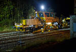 Die Baustelle Bahnhof Herdorf am Abend des 26 Oktober 2025 (ab 21:10 Uhr). Nach jedem Stopfdurchgang, wie hier von der P & T UNIMAT 09-4x4/4S E³ (eine Nivelier-, Hebe-, Richt- und Universalstopfmaschine), der neuen Weiche 3 folgt eine Schotterplaniermaschine. So ist es hier die Schnell-Schotterplaniermaschine SSP 110 SW, D-ERB 99 80 9425 039-1 der Eiffage Infra-Rail GmbH (Herne), ex 97 16 40 546 17-4 der Heitkamp GmbH Herne (später Eiffage Rail), im Einsatz.
Der Schotterpflug wurde 1995 von der Deutschen Plasser unter der Fabriknummer 591 gebaut. 
TECHNISCEN DEATEN der Schotterplaniermaschine SSP 110 SW:
Spurweite: 1.435 mm (Normalspur)
Achsanzahl: 2
Länge über Puffer: 17.230 mm
Achsabstand: 8.100 mm
Eigengewicht: 37 t
Anhängelast: 20 t
Höchstgeschwindigkeit: 90 km/h
Zugelassen zur Mitfahrt:  3 Personen
Kleinster befahrbarer Kurvenradius:  R 120 m      
Zugelassen für Streckenklasse: B1 und höher Die Baustelle Bahnhof Herdorf am Abend des 26 Oktober 2025 (ab 21:10 Uhr). Nach jedem Stopfdurchgang, wie hier von der P & T UNIMAT 09-4x4/4S E³ (eine Nivelier-, Hebe-, Richt- und Universalstopfmaschine), der neuen Weiche 3 folgt eine Schotterplaniermaschine. So ist es hier die Schnell-Schotterplaniermaschine SSP 110 SW, D-ERB 99 80 9425 039-1 der Eiffage Infra-Rail GmbH (Herne), ex 97 16 40 546 17-4 der Heitkamp GmbH Herne (später Eiffage Rail), im Einsatz.
Der Schotterpflug wurde 1995 von der Deutschen Plasser unter der Fabriknummer 591 gebaut. 
TECHNISCEN DEATEN der Schotterplaniermaschine SSP 110 SW:
Spurweite: 1.435 mm (Normalspur)
Achsanzahl: 2
Länge über Puffer: 17.230 mm
Achsabstand: 8.100 mm
Eigengewicht: 37 t
Anhängelast: 20 t
Höchstgeschwindigkeit: 90 km/h
Zugelassen zur Mitfahrt:  3 Personen
Kleinster befahrbarer Kurvenradius:  R 120 m      
Zugelassen für Streckenklasse: B1 und höher