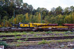 Der 150 t Gleis- und Eisenbahndrehkran (EDK) KIROW Multi Tasker KRC 1200, D-HGUI 99 80 9419 041-5 „IDEFIX“ der HERING Bahnbau GmbH in Burbach-Holzhausen, ist am 19 Oktober 2025 im Rbf Betzdorf/Sieg abgestellt. Leider stehen noch auf den Gleisen davor andere Wagen. Nach der Gewichtsklasse hätte der Kran eher den Namen „Obelix“ verdient und nicht den Namen nach Hund von Obelix „Idefix“. 

Rechts vor dem Kran ein vierachsiger Drehgestell-Flachwagen, Nummer unbekannt, der Gattung Res als Kran-Schutzwagen auslegerseitig beladen mit langen Traversen. 