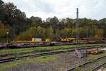 Der 150 t Gleis- und Eisenbahndrehkran (EDK) KIROW Multi Tasker KRC 1200, D-HGUI 99 80 9419 041-5 „IDEFIX“ der HERING Bahnbau GmbH in Burbach-Holzhausen, ist am 19 Oktober 2025 im Rbf Betzdorf/Sieg abgestellt. Leider stehen noch auf den Gleisen davor andere Wagen. Nach der Gewichtsklasse hätte der Kran eher den Namen „Obelix“ verdient und nicht den Namen nach Hund von Obelix „Idefix“. 

Rechts vor dem Kran ein vierachsiger Drehgestell-Flachwagen, Nummer unbekannt, der Gattung Res als Kran-Schutzwagen auslegerseitig beladen mit langen Traversen. 

Links hinter dem Kran den vierachsige Gegenlastwagen D-HGUI 99 80 9310 032-4 auf der einen Seite mit dem abgelegten Gegengewicht des Krans und auf der anderen Seite stützt, sich hier in der Transportstellung, das Gegengewicht-Teleskop hydraulisch auf dem Gegenlastwagen ab. Durch die Abstützung wird die Achslast und folglich die Streckenlast (Meterlast) vom Kran auf max. 7,2 t/m reduziert. Die max. Achslasten betragen beim Kran 13,7 t und den Wagen 19,9 t, so kann der Kranzug auf der Streckenklasse C befördert werden. 

Dahinter noch ein vierachsiger Drehgestell-Flachwagen, Nummer unbekannt, der Gattung Res als Kran-Schutzwagen gegenlastseitig, u. a, beladen mit Werkstattcontainer, kleine Traversen, Anschlagmittel und sonstiges Zubehör/Equipment.