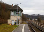 Das 1914 in Betrieb genommene Stellwerk Aumenau Fahrdienstleiter (Af) beim Bahnhof am 13 Januar 2018. Das Stellwerk ist in der Bauform Bruchsal I ausgeführt. Im Juli 2024 soll es außerbetrieb gehen