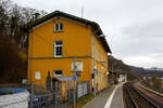 Der Bahnhof Aumenau am 13 Januar 2018 von der Gleisseite. Vorne das ehem. Empfangsgebude, dahinter der ehem. Gterschuppen und hinten das noch aktive Stellwerk Aumenau Fahrdienstleiter (Af).

Der Bahnhof Aumenau liegt bei km 35,0 an der Lahntalbahn (KBS 625), der Bahnstrecke Koblenz–Limburg–Villmar–Wetzlar–Gieen. Dort halten 
Regionalbahnen der Linie Limburg–Gieen der Hessischen Landesbahn. 

Er befindet sich gegenber der Ortschaft Aumenau am Ufer der Lahn.  
