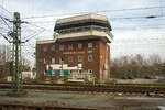 Das Fahrdienstleiter Stellwerk Oldenburg (Oldb) Hbf Opf am 10 März 2024. Aufnahme aus einem Zug heraus.