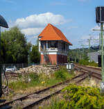 Das ehemalige mech. Stellwerk Essen-Kupferdreh (Kub) am 18 Juli 2015. 

Das Fahrdienstleiter Stellwerk der Bauform Jüdel ist außer Betrieb und wird heute privat genutzt. Es liegt nahe dem alten Bahnhof Kupferdreh, an der KBS 450.9 (DB-Streckennummer 2723 W-Vohwinkel - E-Kupferdreh; 2400 E-Kupferdreh - E-Überruhr (Düsseldorf – Hagen). Nach links der Abzweig zum ehem. Keilbahnhof Kupferdreh und Gleisanschluss zur Hespertalbahn, sowie der ehem. Ruhrtalbahn von Essen über Heisingen nach Werden.

Das in Sichtweite zum Empfangsgebäude errichtete Stellwerk verweist schon durch seine Größe auf die ehemalige Bedeutung des Bahnhofs Kupferdreh. Das Erdgeschoß des Stellwerks ist sockelartig in Ziegelstein gemauert mit stichbogigen Blendnischen zur Straße und Fenstern zur Gleisseite für die Belichtung der Spannwerksräume. Das Obergeschoß für den Fahrdienstleiter ist in Holzfachwerk ausgebildet. Von den beiden Erkern zur Gleisseite zur besseren Beobachtung des Fahr- und Rangierbetriebes ist nur der rechte erhalten geblieben. Das Stellwerk wurde durch Sanierung in der baulichen Substanz stark erneuert.
