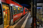 Aachen Hauptbahnhof am Abend (19:00 Uhr) des 21 Oktober 2025, stehen auf Gleis 3 bereits zwei Bombardier der DB Regio NRW, als RE 9 - Rhein Sieg Express (RSX) „Aachen - Köln – Siegen,