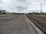 Der Bahnhof Schnefeld Flughafen in seiner ganzen  Schnheit : Die Bahnsteige haben ICE1-taugliche Mae, in Benutzung sind jedoch nur die Gleise rechts des Fotografen und ganz links zwei