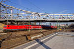 143 248 durchfhrt mit der Garnitur eines nachmittglichen Verstrker-RE, der in Berlin Hbf starten und nach Eberswalde fahren wird, den Bahnhof Gesundbrunnen.