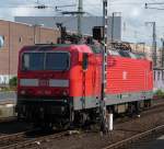 143 823 steht solo im Dsseldorfer Hauptbahnhof.