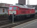 232 908 (mit weier Kontrastflche fr den Einsatz in den Niederlanden) steht am 27.08.2010 auf den Gtergleisen des Dsseldorfer Hauptbahnhofes.