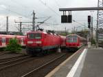 146 643 mit ihrer S-Bahn (links) und eine weitere S-Bahn-Garnitur treffen sich am 03.05.2012 im Dsseldorfer Hauptbahnhof.