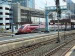 Die Thalys-Einheit 4305 am 3.8.13 im Dsseldorfer Hauptbahnhof.