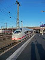 407 010 verlässt den Düsseldorfer Hauptbahnhof.