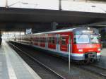 420 424 und ein weiterer 420 stehen in D-Hbf als S68 nach Langenfeld bereit, 25.9.2015.