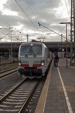  Nur  ein Bahnsteigfoto bei wiederigen Lichtverhältnissen, aber in Anbetracht der Tatsache, dass mir nur selten ein Vectron begegnet dennoch gern genommen: 193 772 von Lokomotion steht am 28.12.