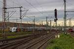 Eine Doppeleinheit Desiro HC-Triebwagen verlsst als RE11 Dsseldorf Hbf.