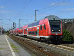 Der RE1 mit insgesamt sechs Doppelstockwagen auf dem Weg nach Aachen.